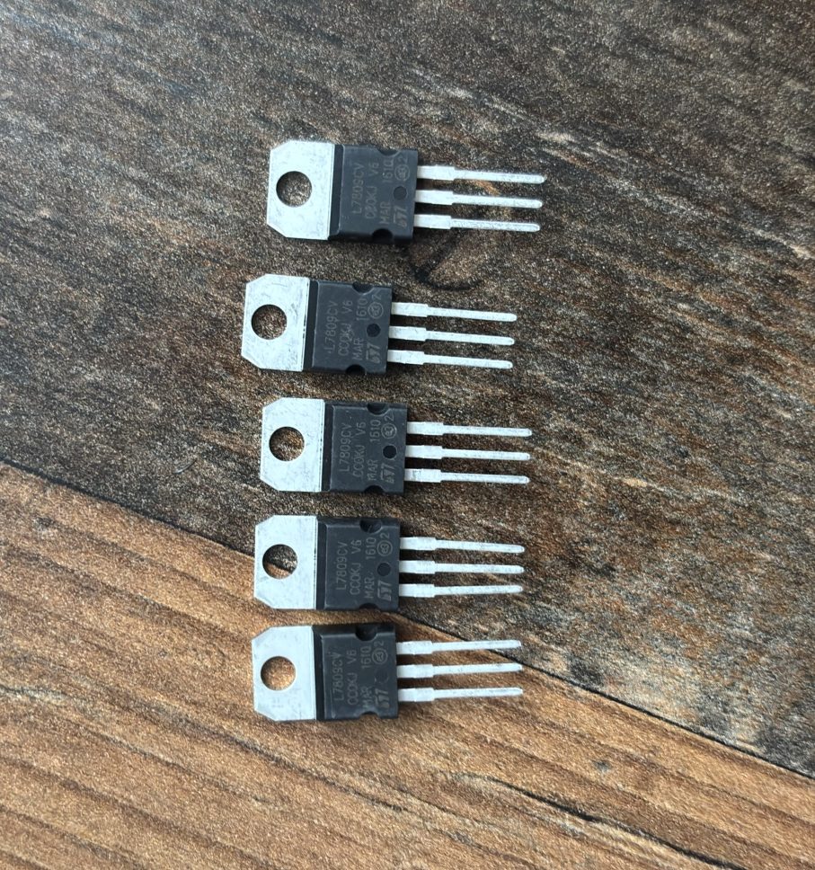 Stabilizátor ST L7809CV (9 V)