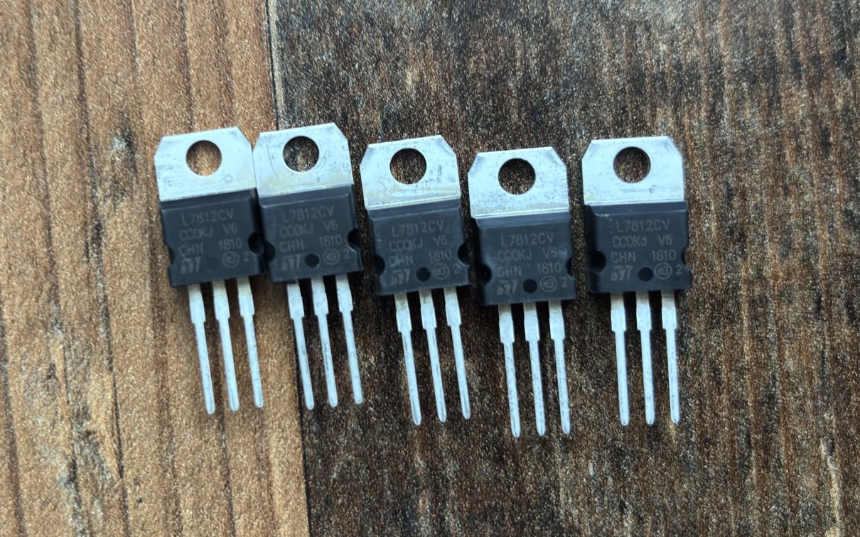 Stabilizátor ST L7812CV (12 V)