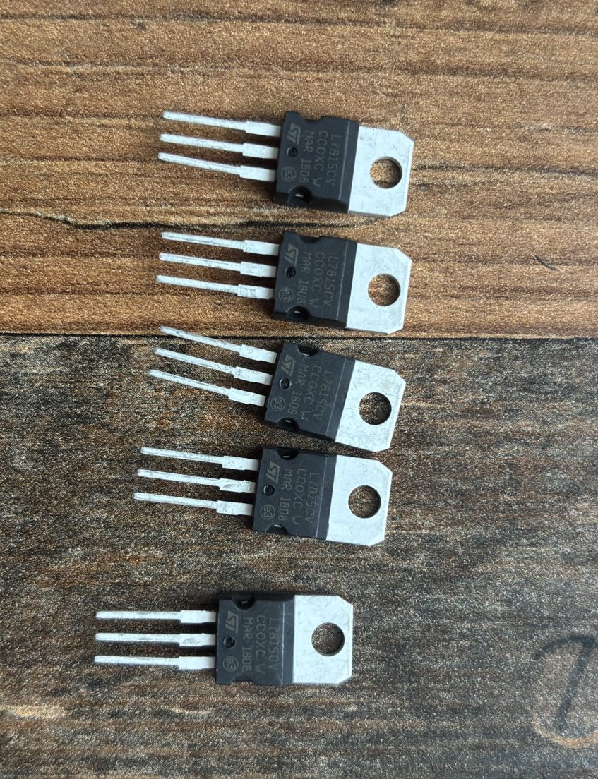 Stabilizátor ST L7815CV (15 V)