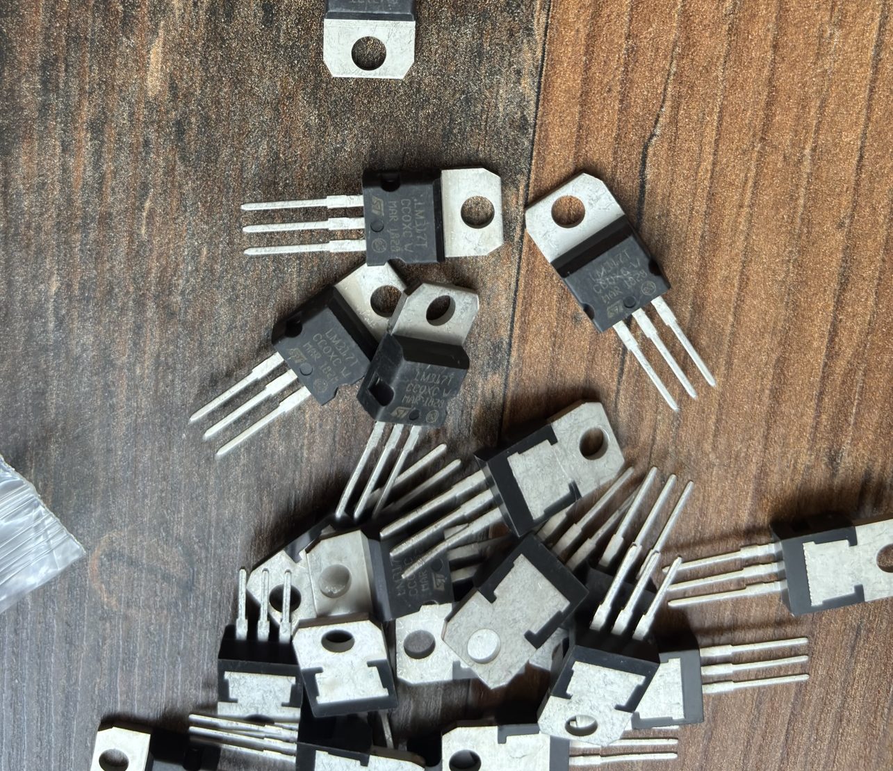 Nastavitelný stabilizátor LM317T