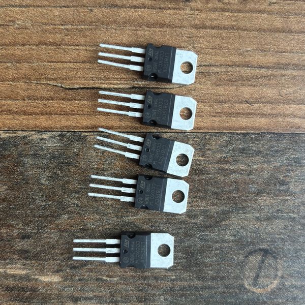 Stabilizátor ST L7815CV (15 V)